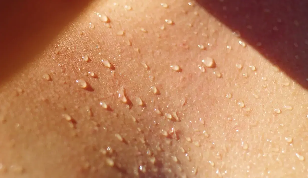 Goccioline di sudore sulla pelle di un bambino, un segno di gioco e calore estivo.