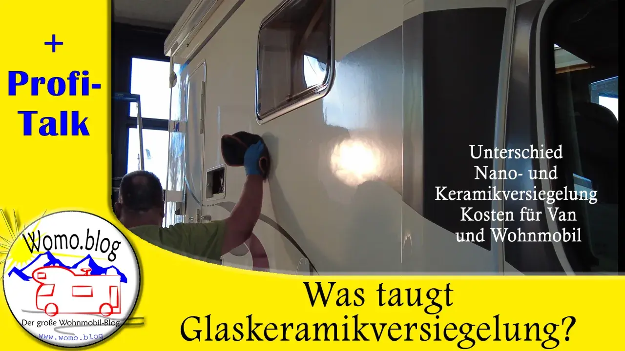 Mann poliert Wohnmobil-Außenhaut, um sie zu **versiegeln**. Thema: Nano- vs. Keramikversiegelung für Wohnmobile.