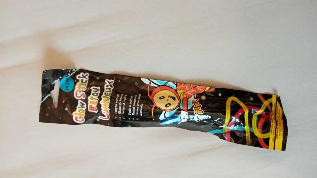 Niebieski, wielokrotnego użytku światło chemiczne "Glow Stick" z postacią Pipo. Idealne na imprezy i do zabawy.