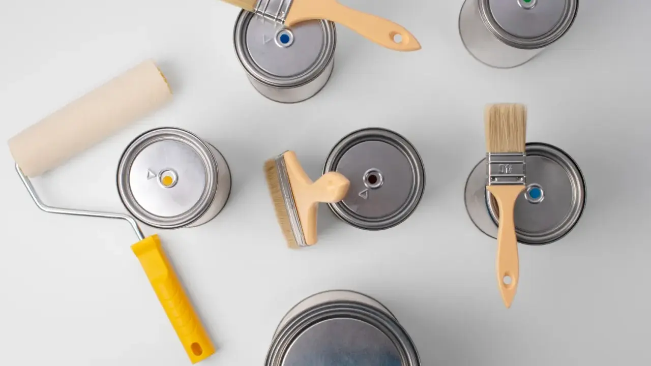 Puszki z farbą i pędzle, idealne do malowania aluminium. Zastanawiasz się, czym pomalować aluminium? Oto narzędzia do pracy!