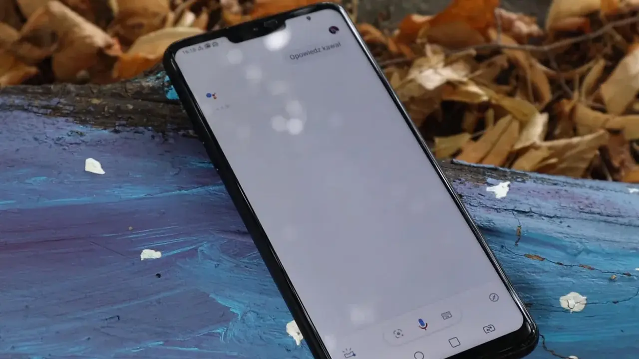Smartfon z Asystentem Google, na ekranie widoczny napis "Opowiedz kawał".