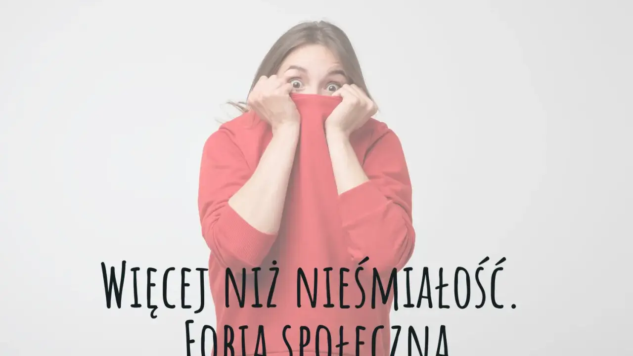 Przerażona nastolatka ukrywa twarz w bluzie. Tekst: "Więcej niż nieśmiałość. Fobia społeczna".