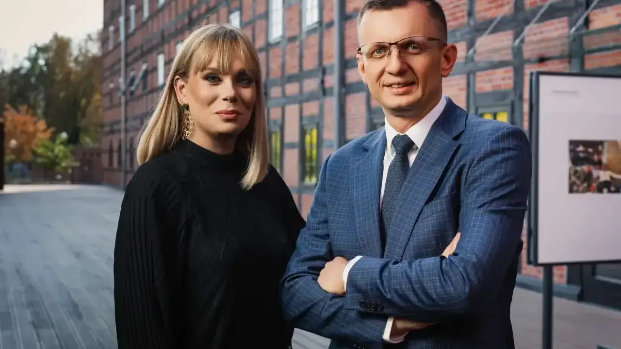 Para prawników w Bydgoszczy na tle ceglanego budynku.