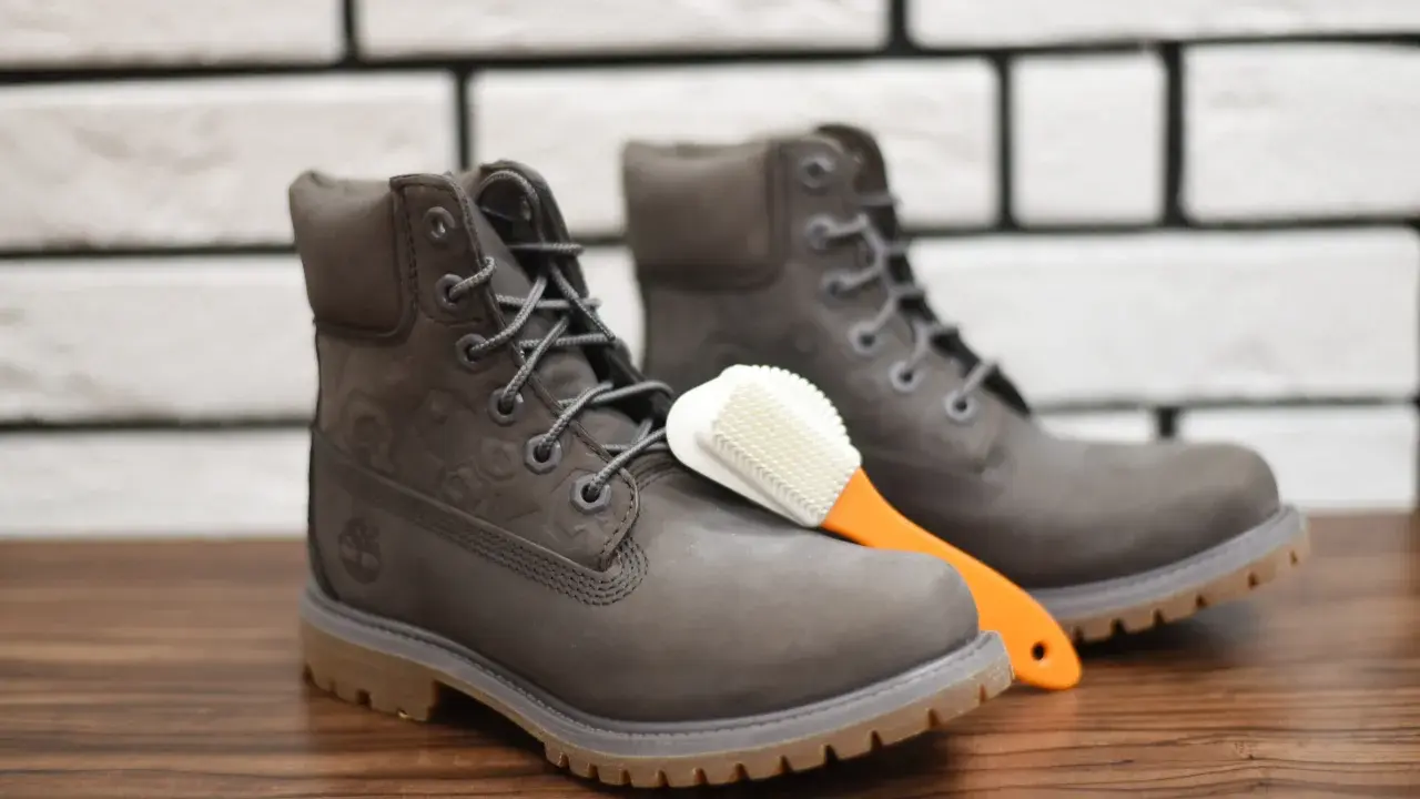 Szare Timberlandy i szczoteczka do czyszczenia. Dowiedz się, czym czyścić timberlandy, by służyły latami.