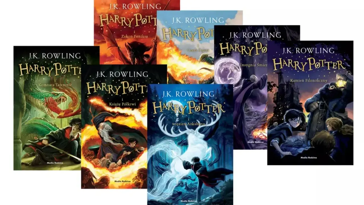 Kolekcja książek o Harrym Potterze, od ilu lat zaczyna się przygoda? Okładki przedstawiają magiczne sceny z różnych tomów serii.