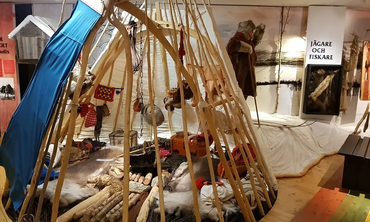 En utställning på samiskt museum i Kiruna visar en kåta med föremål som ger en inblick i samernas liv.