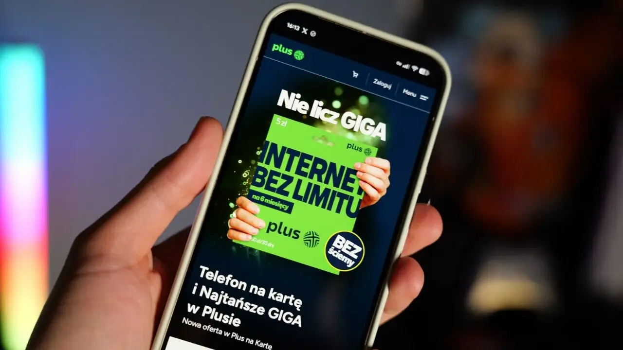 Telefon na kartę w Plusie: pakiet w plusie za 30 zł oferuje internet bez limitu na 6 miesięcy.