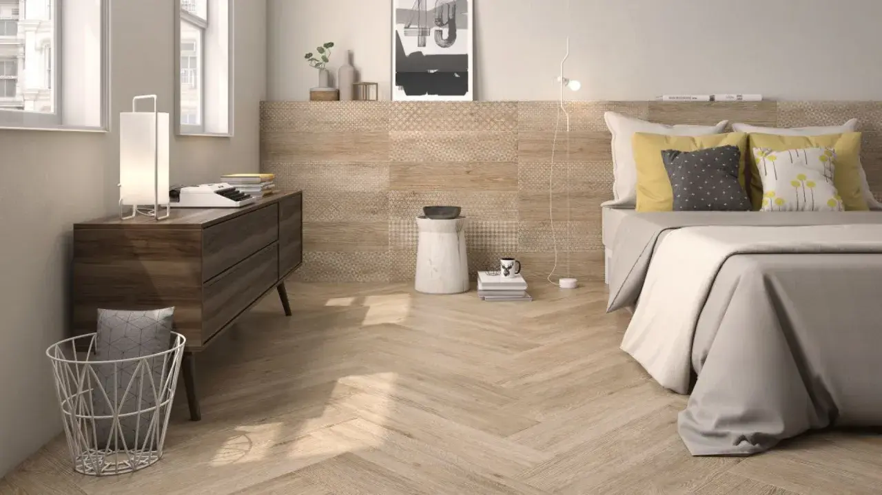 Drewniane płytki w sypialni tworzą przytulną atmosferę. Wzory na ścianie i podłodze dodają wnętrzu charakteru.