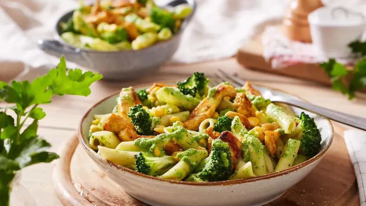 Gesunde Penne mit Hähnchen, Brokkoli und Mais. Perfekt für schnelle Fitness Rezepte, leicht und lecker.