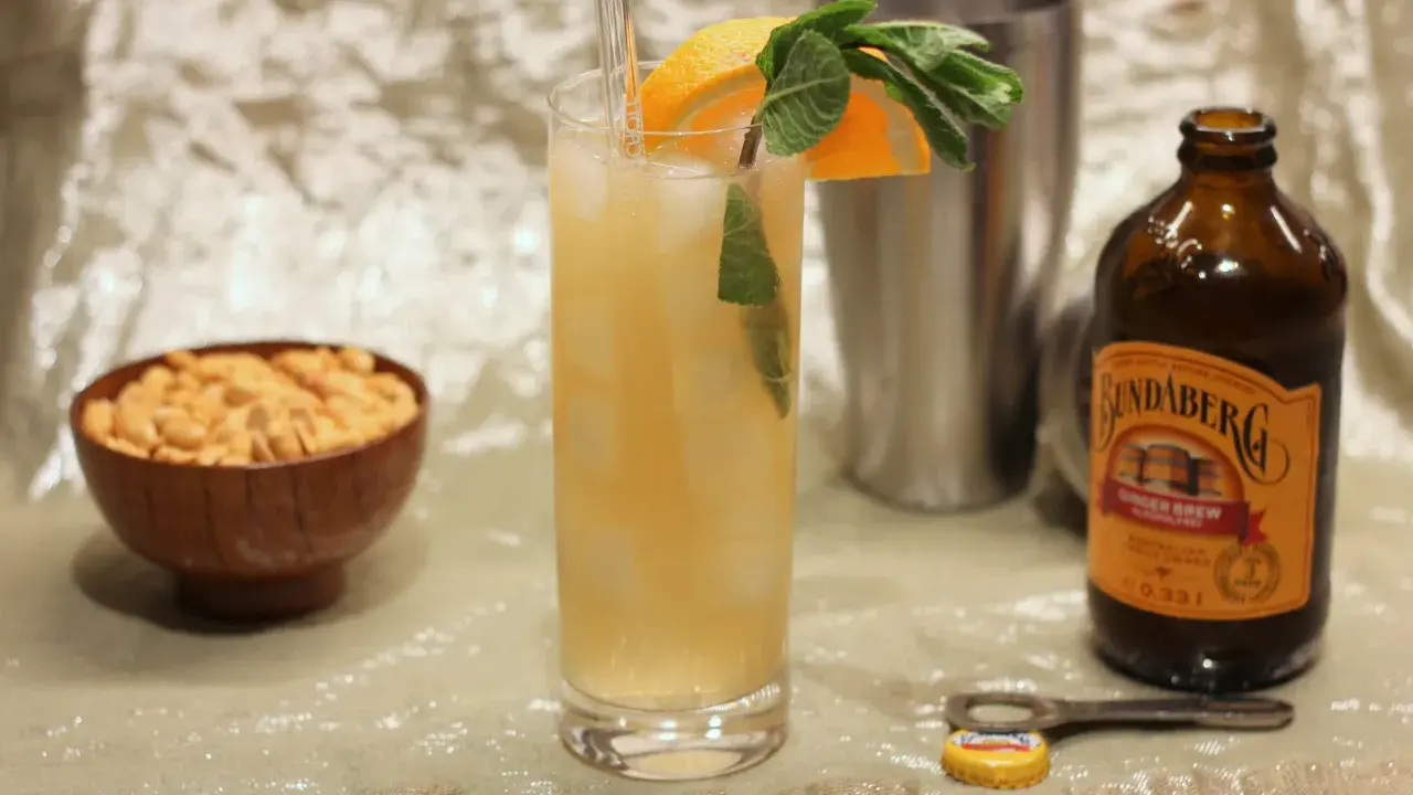 Ein erfrischendes Getränk mit Orange und Minze, dazu eine Flasche Ginger Brew und Erdnüsse. Selbst ein leidender Bastard würde hier aufleben.