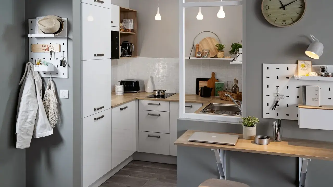 Une cuisine moderne et fonctionnelle, parfaite pour une idée petite cuisine. Rangements astucieux, coin repas pliable et déco murale pratique.