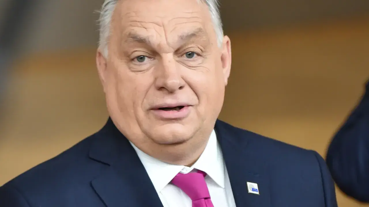Viktor Orbán, w granatowym garniturze i fuksjowym krawacie, udziela wywiadu. Zecer z pewnością doceniłby jego styl.
