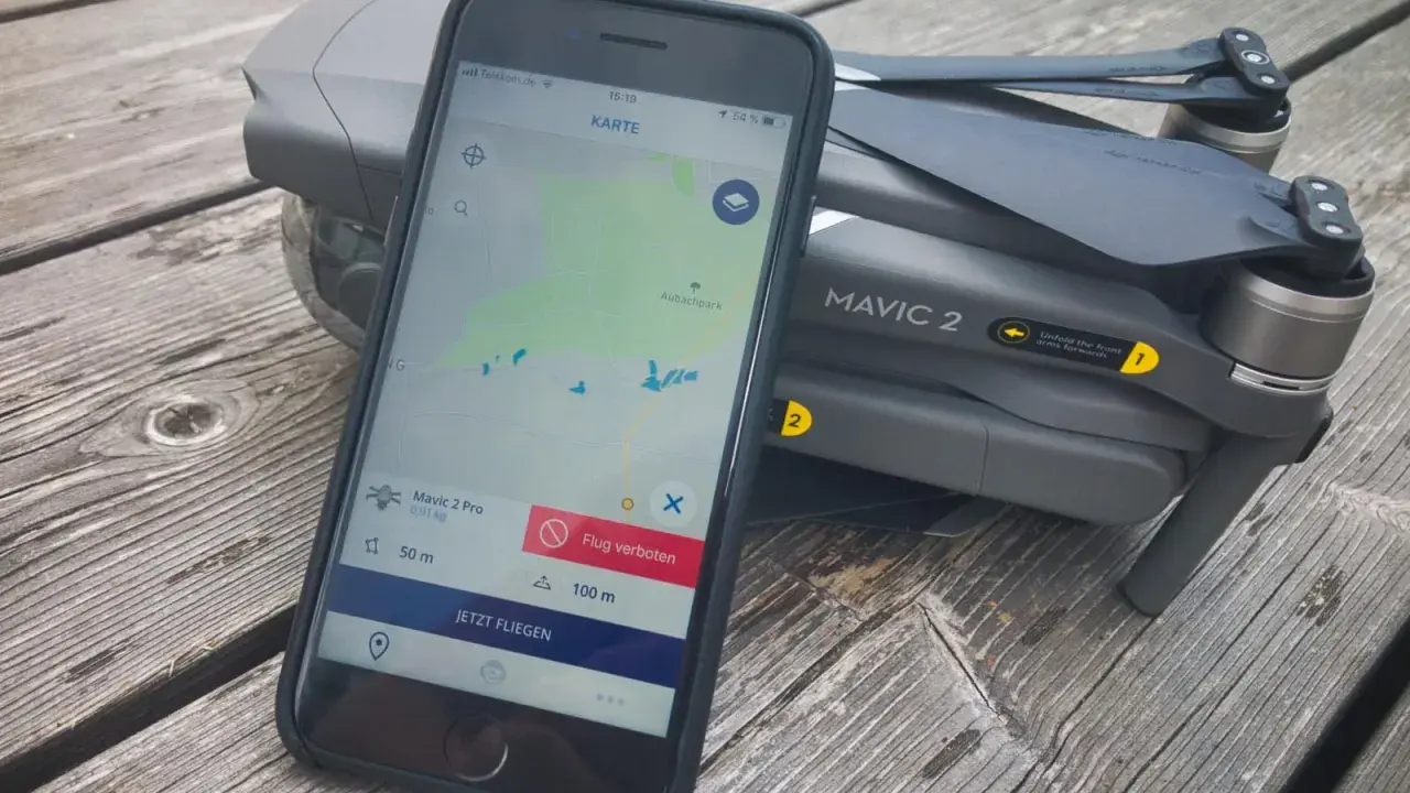 Smartphone mit Drohnen-App zeigt "Flug verboten" neben Mavic 2. Eine droniq app alternative könnte hier nützlich sein.
