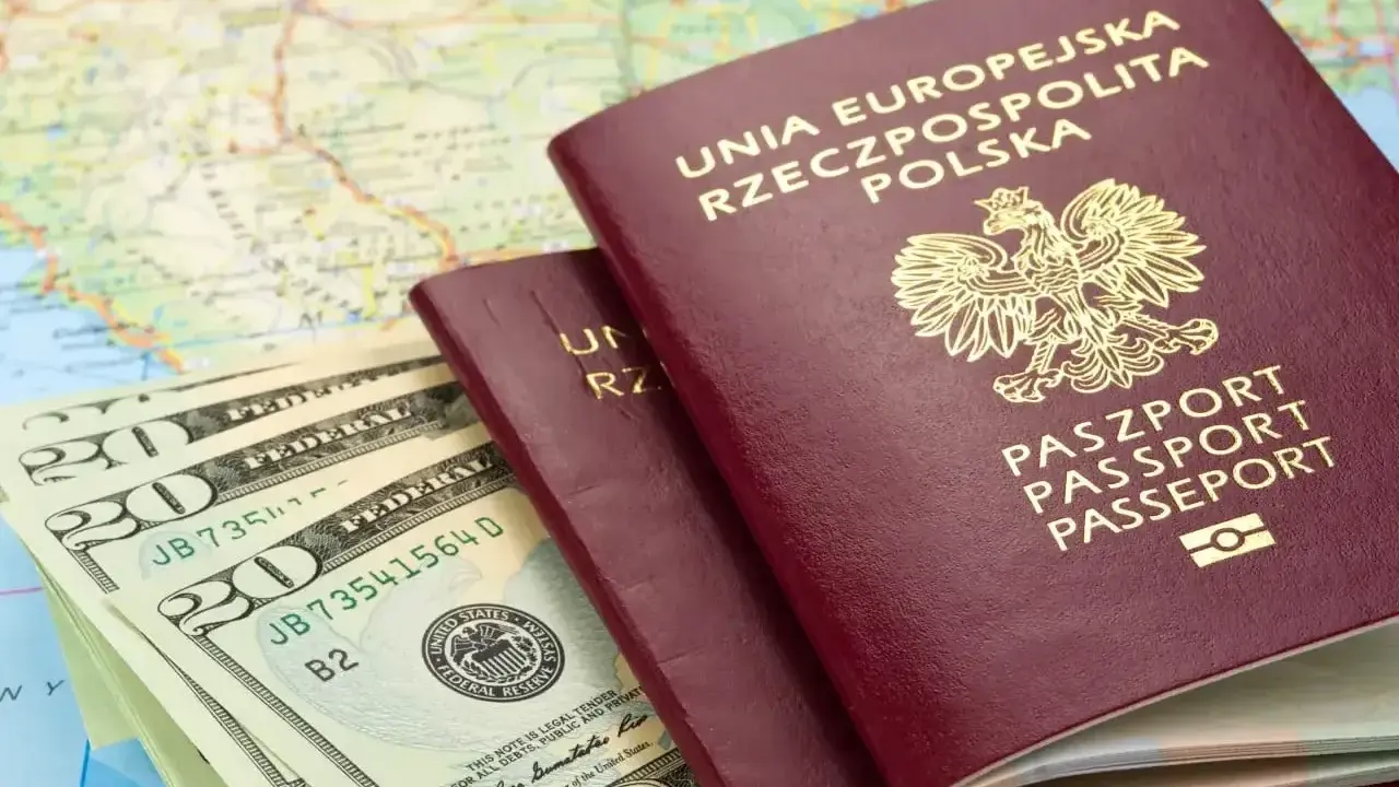 Dwa polskie paszporty, banknoty dolarowe i mapa. Planujesz podróż i zastanawiasz się, jak wyrobić paszport?