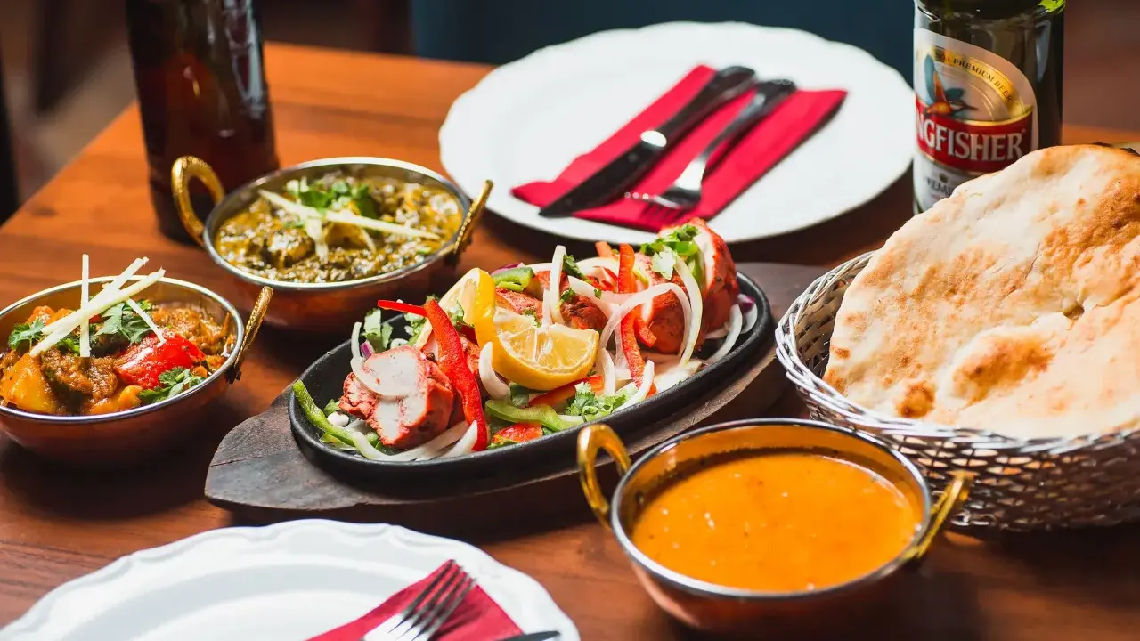 En härlig indisk måltid med tandoori kyckling, curryrätter och naanbröd. En perfekt upplevelse för dig som söker bästa indiska restaurangen Malmö.