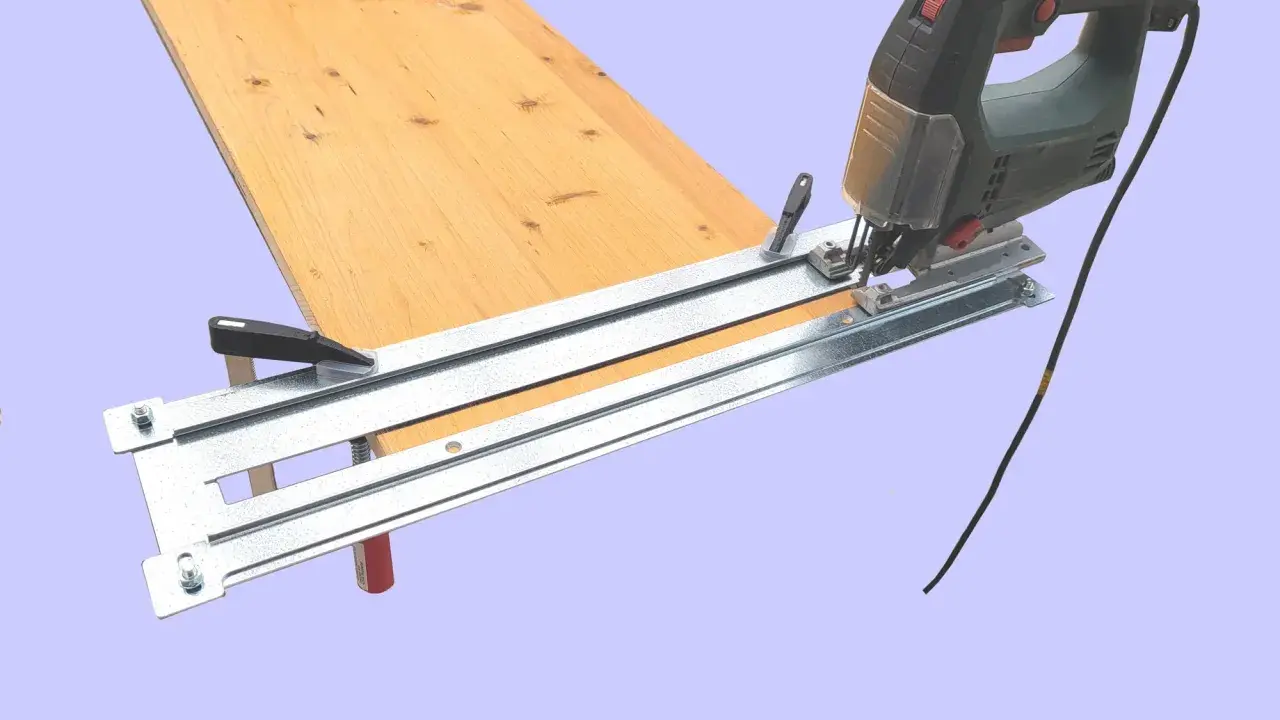 Une scie sauteuse sur un guide pour découper une planche de bois.