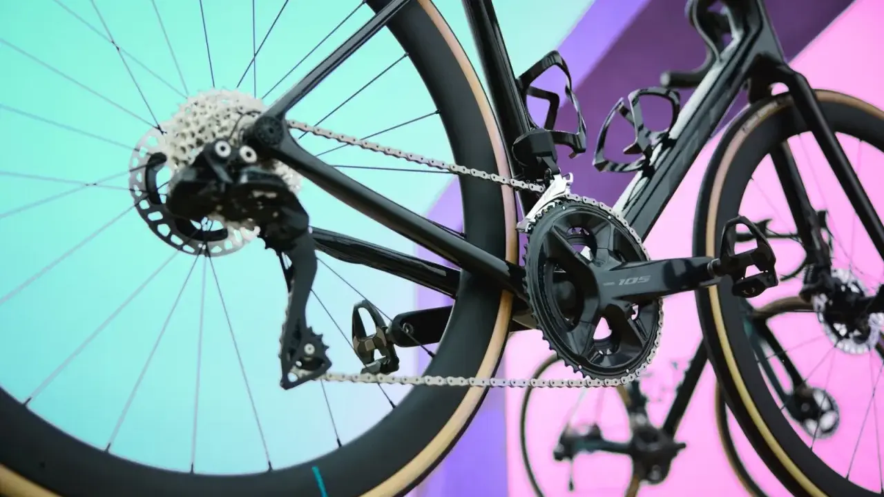 Część rowerowa z napędem Shimano 105, widoczna kaseta, przerzutka i korba.