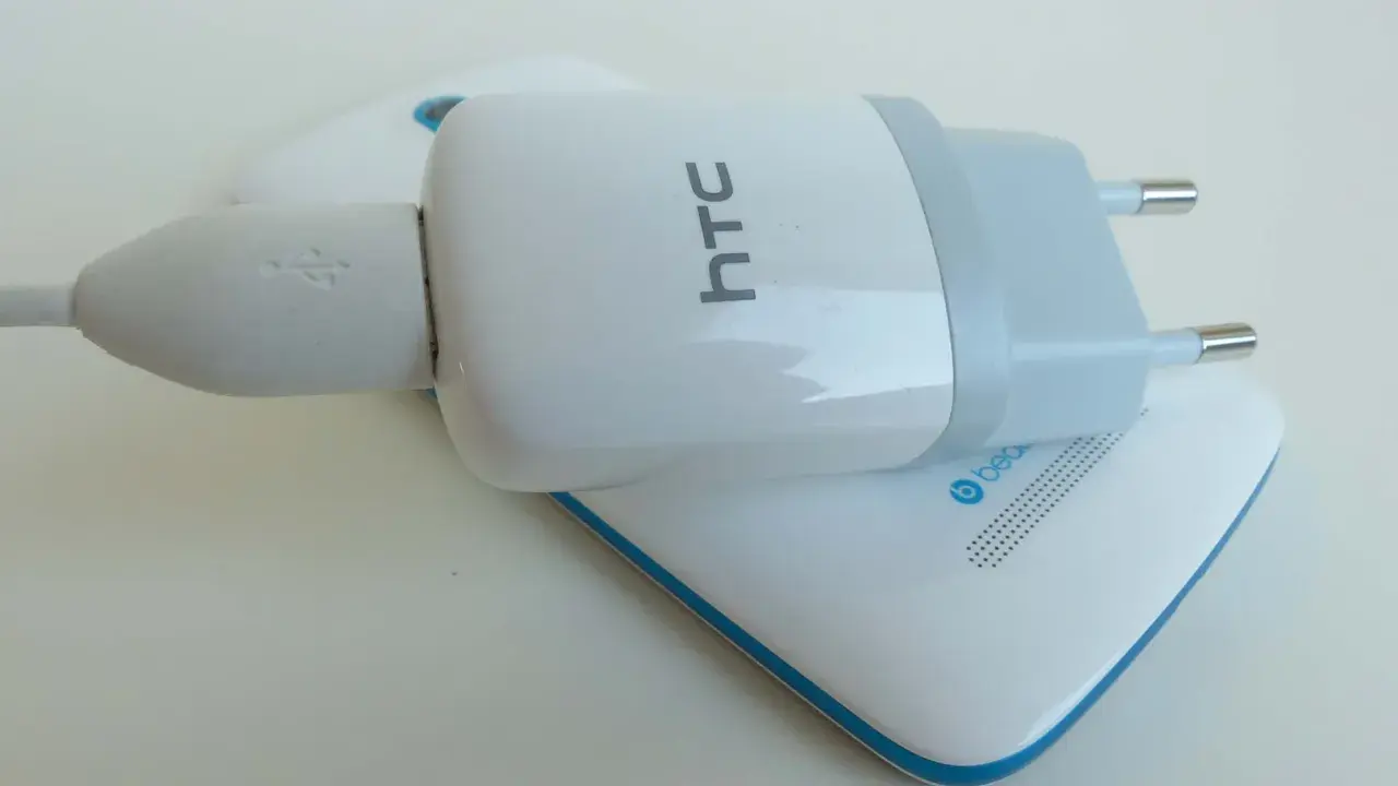 Ładowarka HTC podłączona do telefonu HTC Desire 500 czarny.