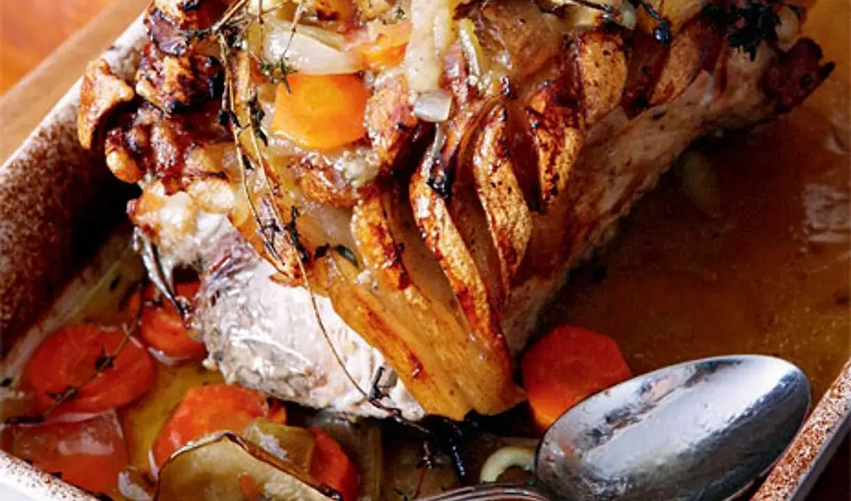 En saftig skinkstek med knaprig svål, rotfrukter och örter i en ugnsform. Ett perfekt skinkstek recept för helgen.