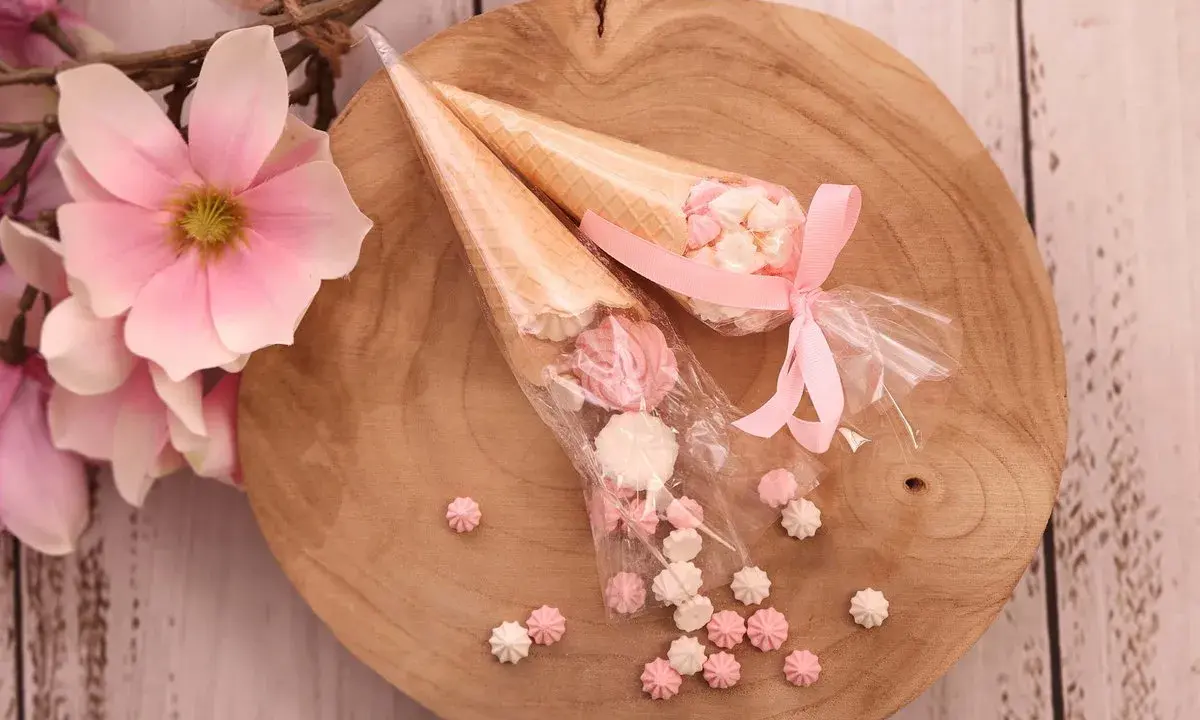 Słodkie rożki z bezą i kwiaty magnolii – idealne podziękowania dla gości DIY.