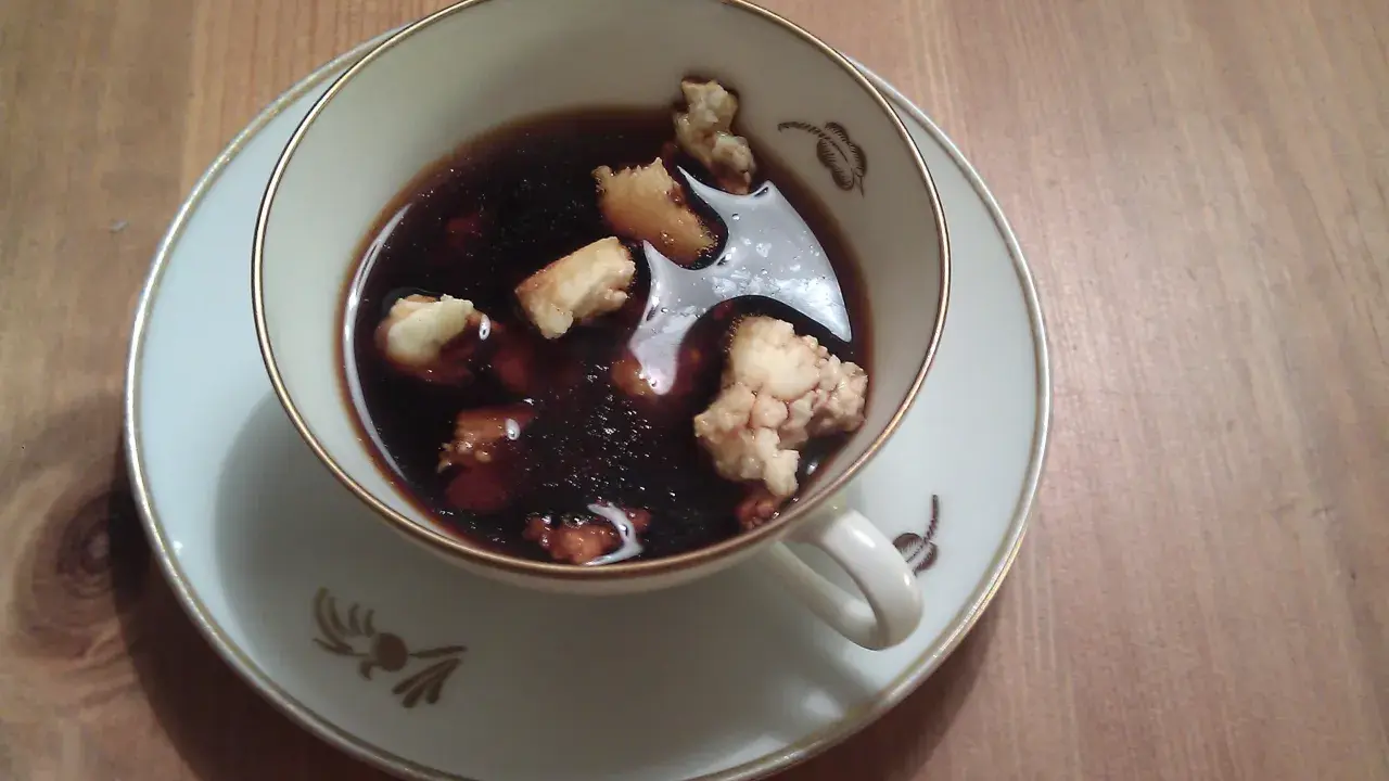 En kopp kaffe med bitar av kaffeost, en klassisk del av samisk kaffeost recept.