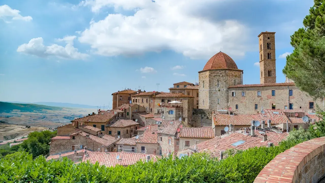 Volterra, famosa per la sua storia etrusca e medievale, si staglia su un colle toscano.