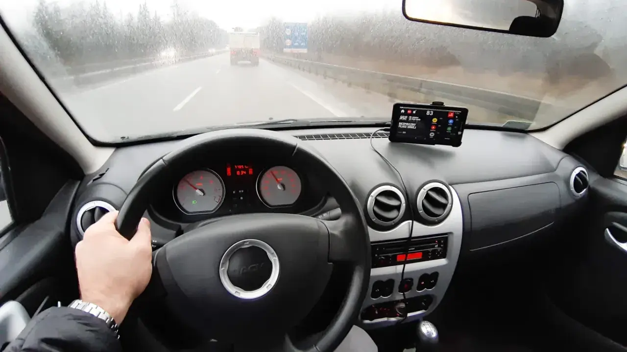 Hamowanie silnikiem: Oszczędzaj paliwo (0.0 l/100 km) i hamulce!