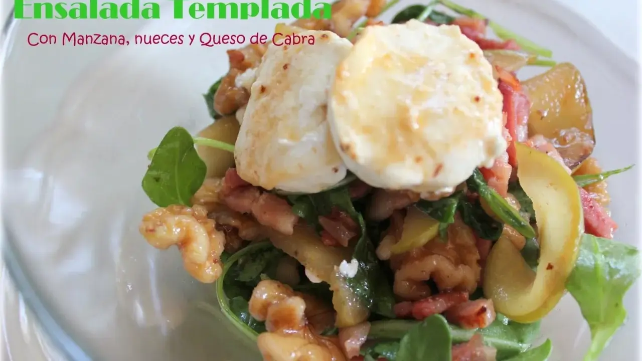 Ensalada templada con manzana, nueces y queso de cabra. Deliciosa combinación de sabores y texturas.