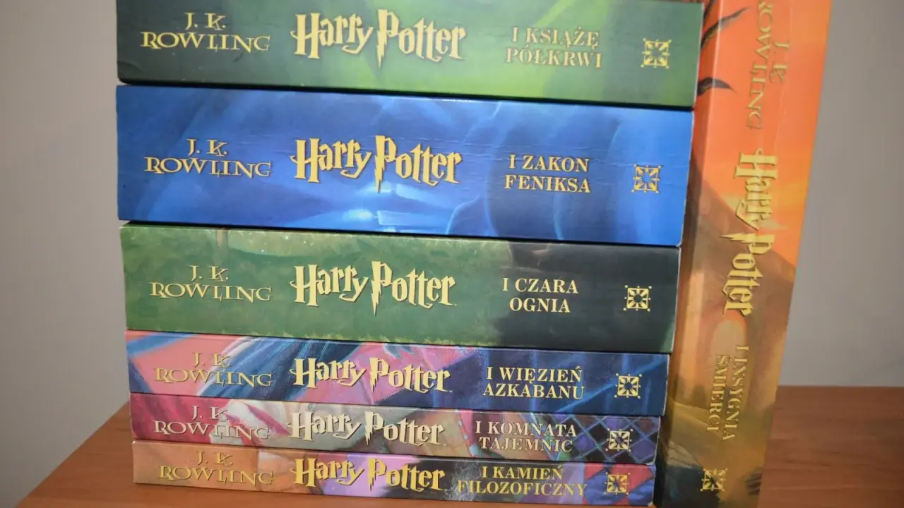 Stos książek z serii Harry Potter części: Kamień filozoficzny, Komnata tajemnic, Więzień Azkabanu, Czara ognia, Zakon Feniksa, Książę Półkrwi i Insygnia Śmierci.