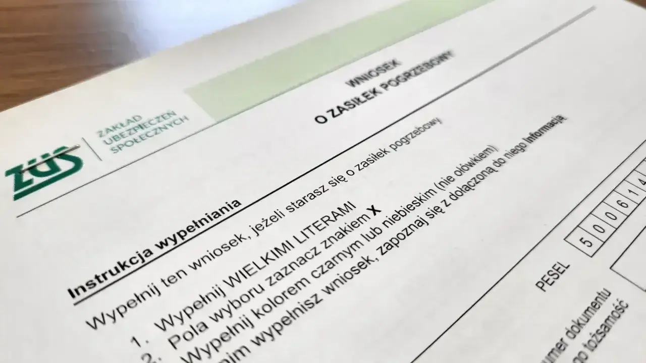 Formularz ZUS o zasiłek pogrzebowy. Wniosek można złożyć w dowolnym momencie po śmierci bliskiej osoby, nie ma określonego terminu, ile dni po śmierci jest pogrzeb.
