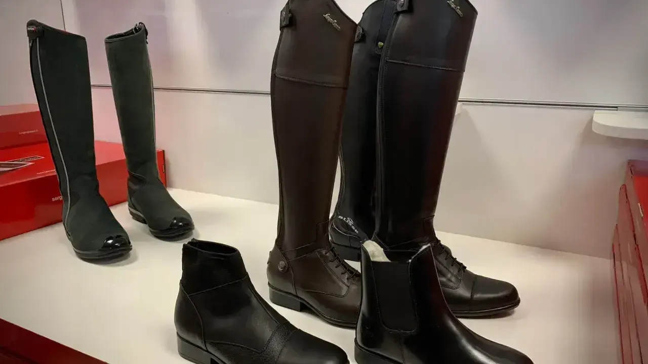 Eleganckie buty do jazdy konnej, znane jako oficerki, prezentowane w różnych stylach i kolorach.