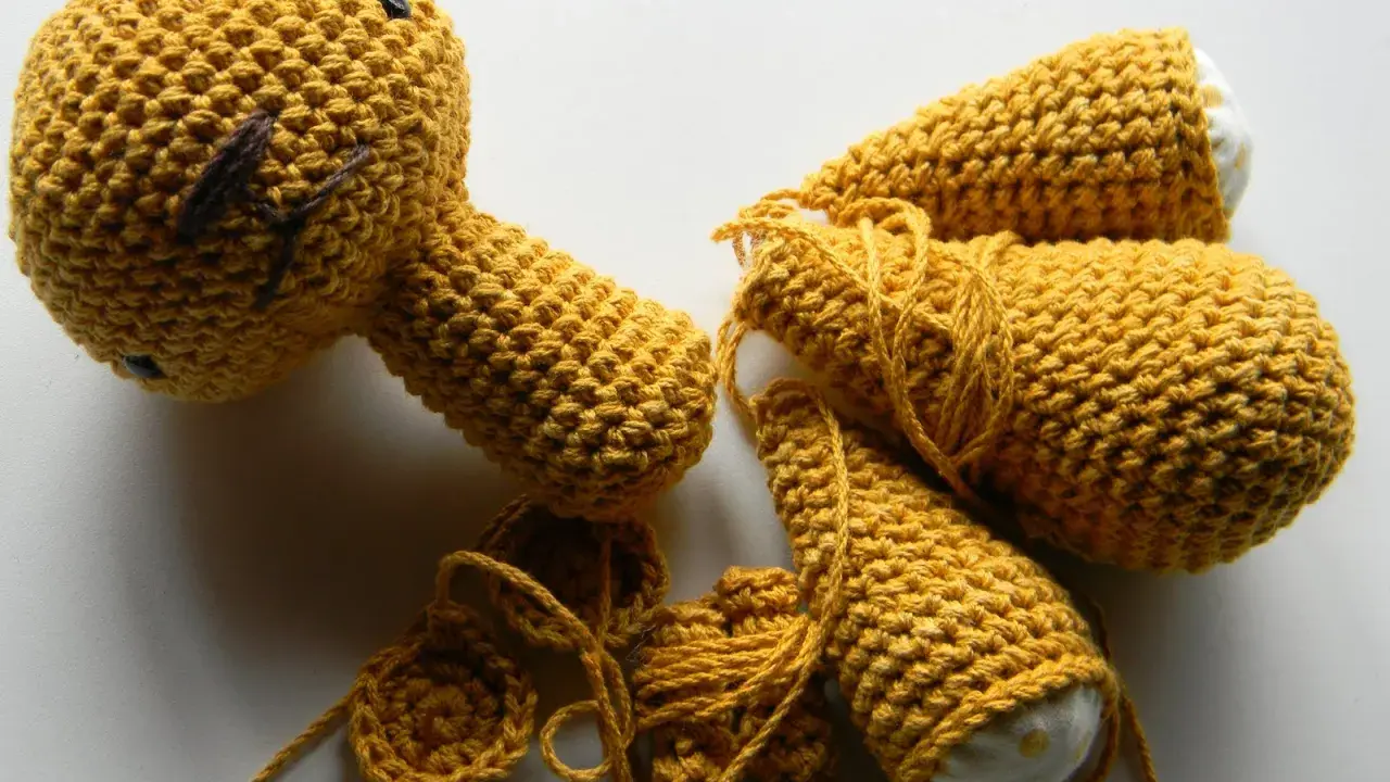 Piezas de amigurumi de One Piece en proceso, con hilo amarillo y detalles bordados.