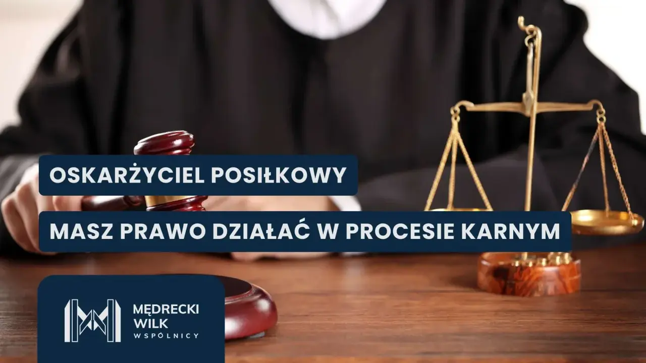 Sądowy młotek i waga sprawiedliwości. Tekst: "Oskarżyciel posiłkowy masz prawo działać w procesie karnym".