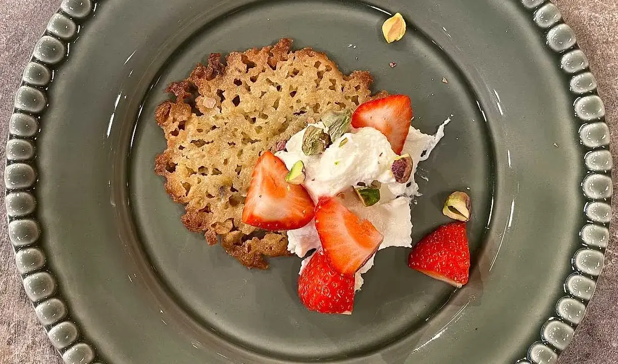 Ett krispigt havreflarn med grädde, jordgubbar och pistagenötter. Ett enkelt och gott havreflarn recept.