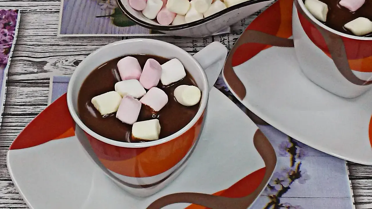 Tazas de chocolate con nubes esponjosas flotando. Un placer para los sentidos.