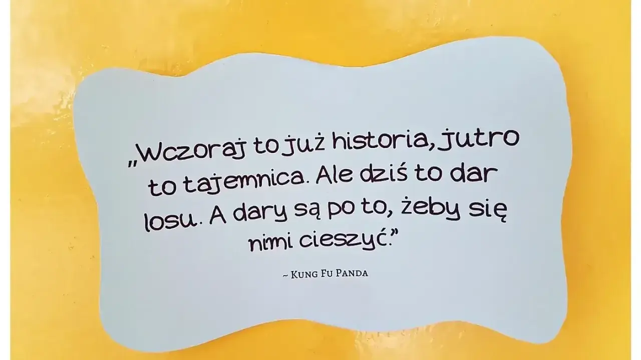 Cytat z Kung Fu Panda na jasnoniebieskiej chmurce na żółtym tle.