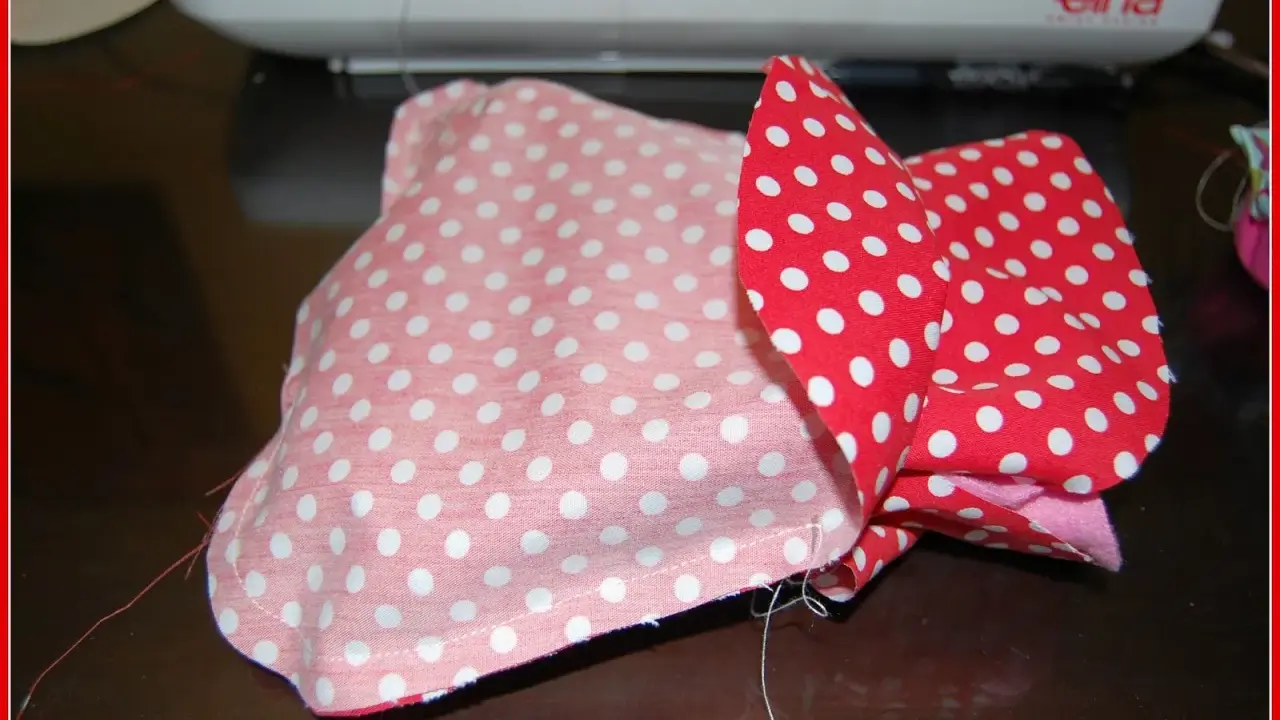 Dos bolsos flamenca con patrones de lunares, uno rosa y otro rojo, listos para coser.