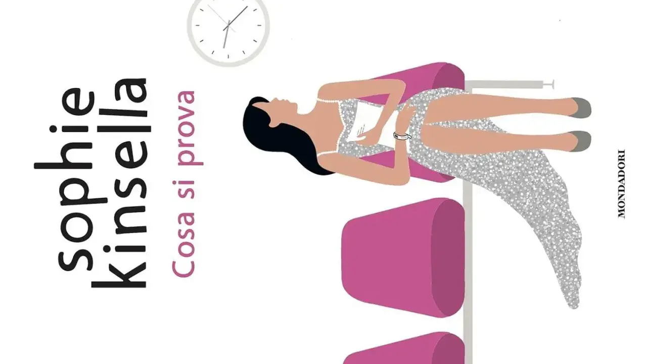 Copertina di "Cosa si prova", un libro di Sophie Kinsella. Una donna in abito scintillante è sdraiata su una poltrona rosa, con un orologio in alto.