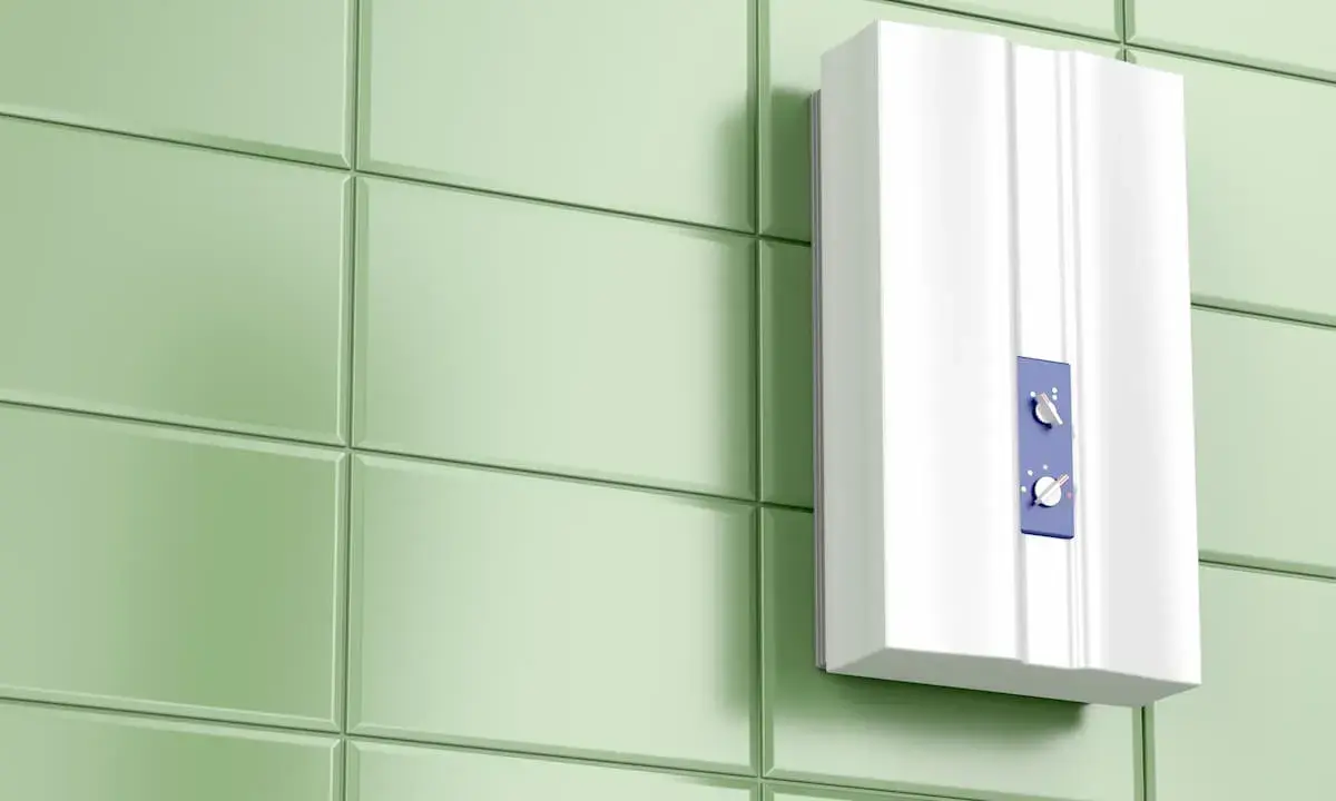 Moderner, weißer Durchlauferhitzer ohne Neutralleiter an einer hellgrünen Fliesenwand. Zwei Drehregler zur Temperatureinstellung.