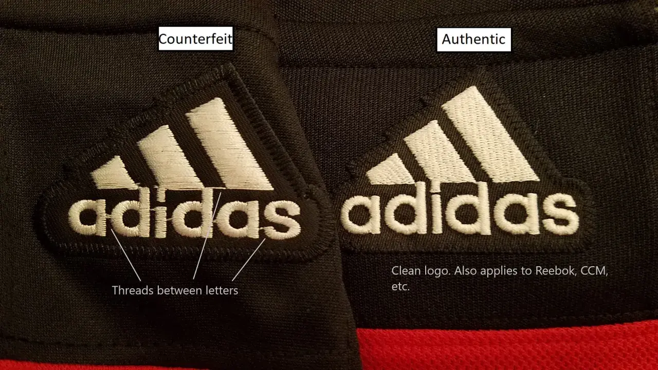 Porównanie: po lewej podróbka, po prawej oryginalny znaczek adidas. Widać różnice w wykonaniu haftu.