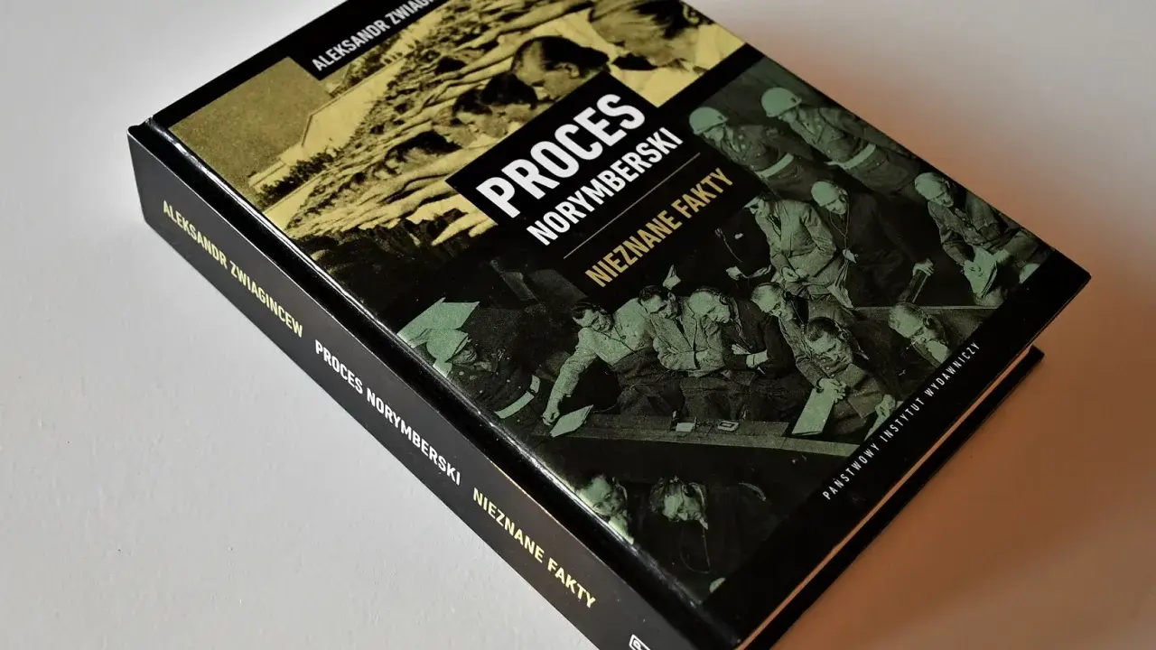 Książka "Proces Norymberski. Nieznane fakty" Aleksandra Zwiagincewa. Okładka przedstawia sceny z procesu, odsłaniając proces norymberski ciekawostki.