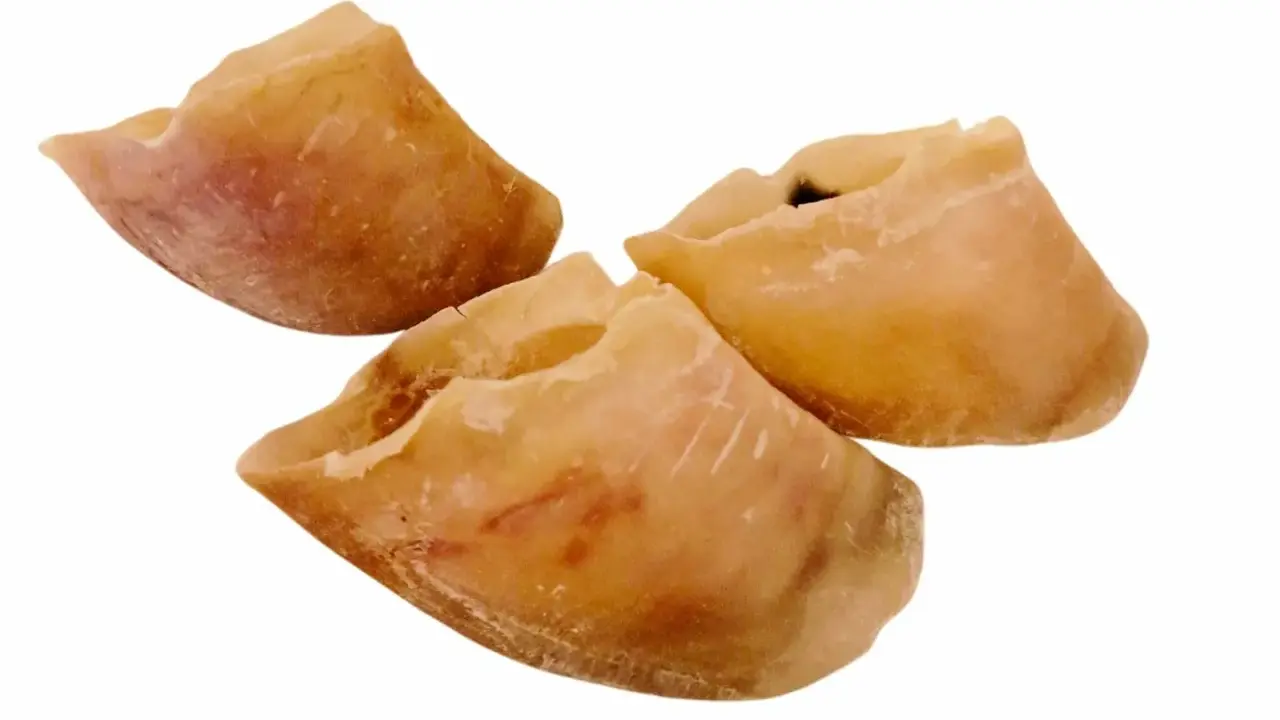 Trois sabots de veau pour chien, potentiellement dangereux.