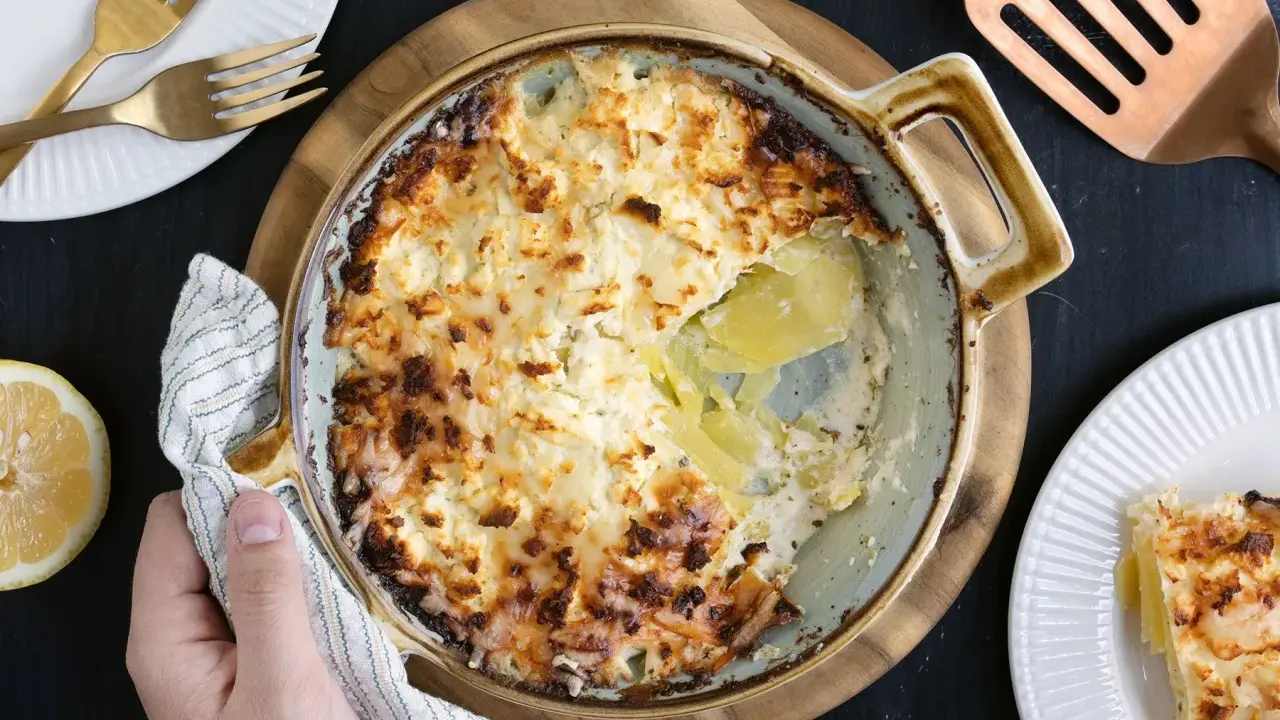 Kretanische Kartoffeln Rezept: Ein Auflauf mit goldbrauner Kruste und cremiger Füllung, bereit zum Servieren.