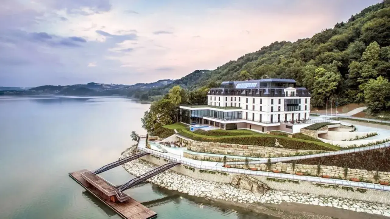 Elegancki hotel nad jeziorem, idealny na romantyczny wypad. Odkryj ciekawe miejsca w Małopolsce dla zakochanych.