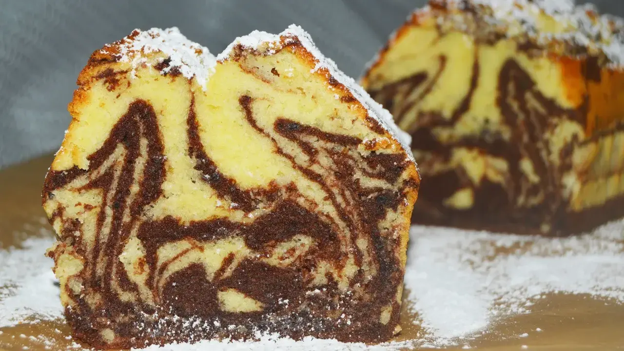 Wilgotna babka marmurkowa na oleju, z pięknymi wzorami czekolady i wanilii, posypana cukrem pudrem.