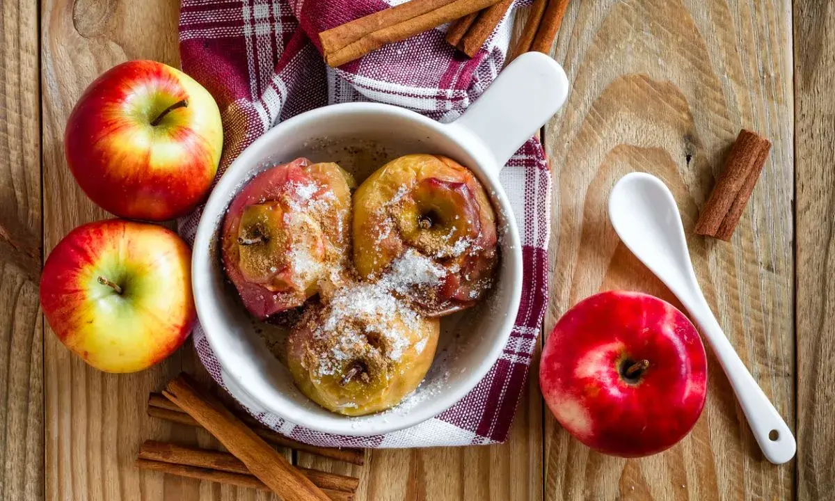 Manzanas al horno con canela y azúcar, listas para disfrutar.