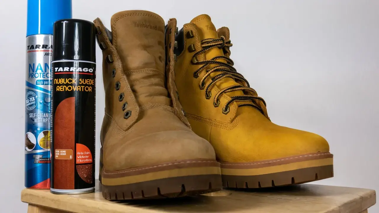 Dwa buty Timberland i dwa preparaty do pielęgnacji: jak czyścić buty z nubuku, by wyglądały jak nowe.