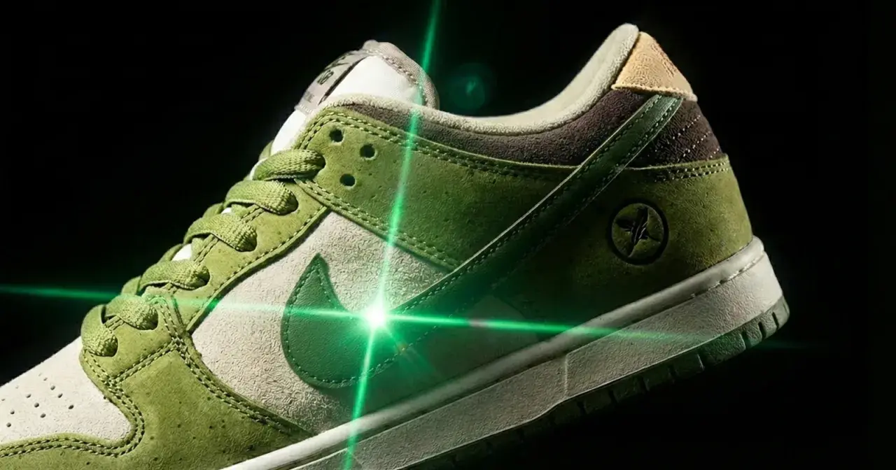 Zielone buty Nike SB Dunk z oryginalną metką, oświetlone zielonym laserem.