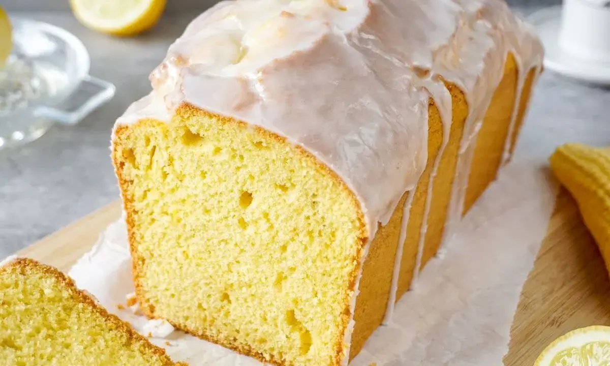 Saftiger Zitronenkuchen mit Zuckerguss, perfekt für ein einfaches zitronenkuchen rezept. Frisch gebacken und bereit zum Genießen.