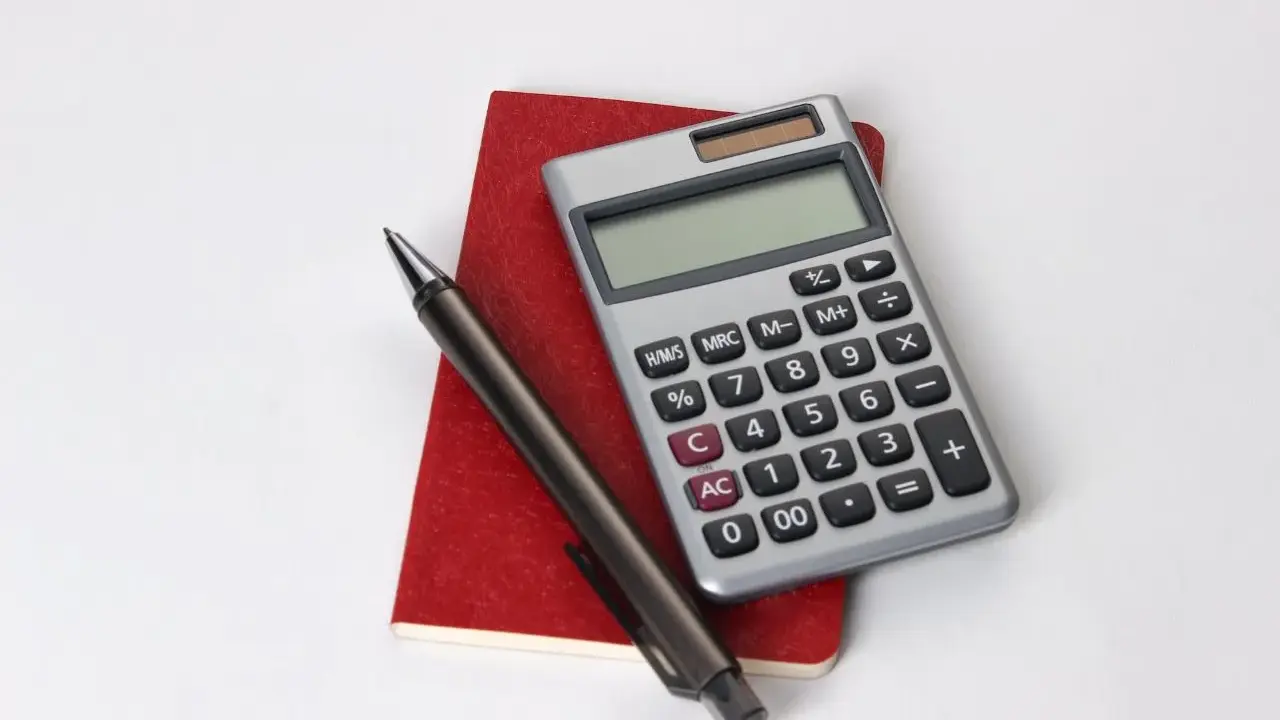 Notes, pen and calculator ready to calculate ile wynosi zachowek.
